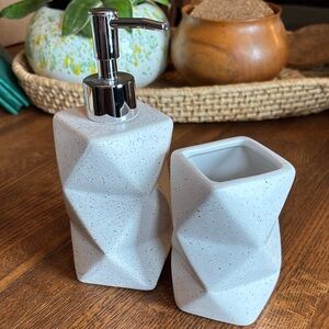 Geometric White Bath Set